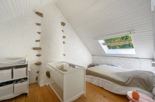 Corps de ferme avec parc et piscine.