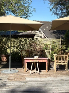 Corps de ferme avec parc et piscine.