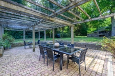 Corps de ferme avec parc et piscine.