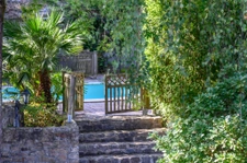 Corps de ferme avec parc et piscine.