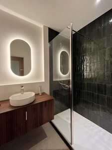 Face mer et jardin, garage.