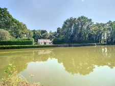 Domaine 20 ha avec maisons bois et étang.