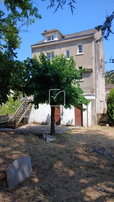 Grande maison familiale avec plus de 1 000 m2 de jardin en c 1