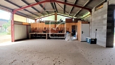 Atelier / dépôt avec espaces couverts et habitation 2