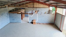 Atelier / dépôt avec espaces couverts et habitation 3