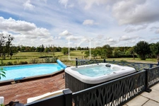 Pavillon avec piscine et dépendance 5