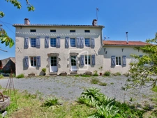 Propriété de caractère sur prés de 3 hectares de terrain 2