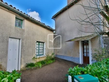 Maison avec gîte et dépendances 13