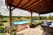 Pavillon avec piscine et dépendance 2