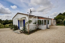 Pavillon avec piscine et dépendance 25