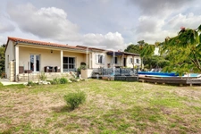 Pavillon avec piscine et dépendance 3