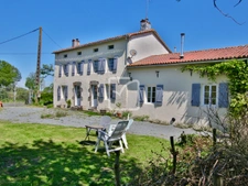 Propriété de caractère sur prés de 3 hectares de terrain 3