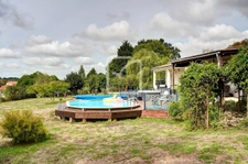 Pavillon avec piscine et dépendance 24