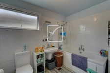 Pavillon avec piscine et dépendance 22