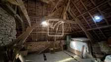 Maison en pierre de caractère avec grand potentiel. 18