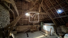 Maison en pierre de caractère avec grand potentiel. 17