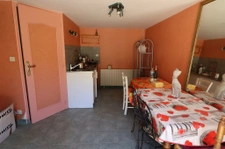 Belle longère sur une propriété de 2.7 ha boisés. 