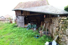 Maison et grange à restaurer dans le bourg de Mazières-de-To