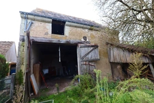 Maison et grange à restaurer dans le bourg de Mazières-de-To