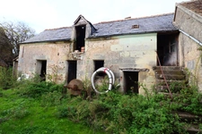 Maison et grange à restaurer dans le bourg de Mazières-de-To