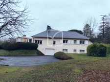 Maison de caractère nichée dans un écrin de verdure 3