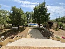 Maison au calme avec piscine et terrain arboré 3