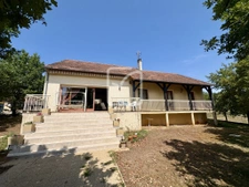 Maison au calme avec piscine et terrain arboré 12