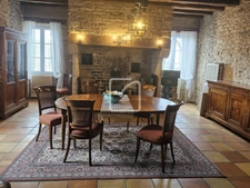 ensemble immobilier en pierre comprenant 2 maisons sur plus  8