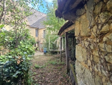 Maison en pierre à rénover avec cour et dépendances 3
