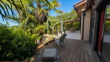 Vue dégagée, terrasse XXL et terrain constructible : un bien 3