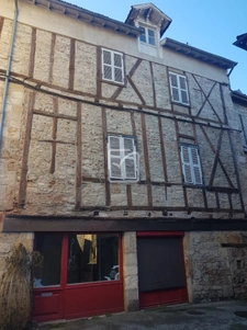 Maison de ville avec petit extérieur et un local  2