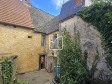 Maison en pierre à rénover avec cour et dépendances 2