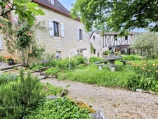 ensemble immobilier en pierre comprenant 2 maisons sur plus  3