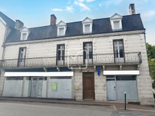 Bel immeuble avec extérieurs en centre-ville de Souillac 1