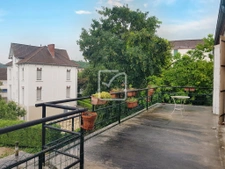 Bel immeuble avec extérieurs en centre-ville de Souillac 2