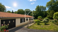 Au calme, maison de plain-pied avec terrain clos et garage. 2