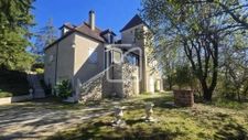 Belle maison familiale nichée dans un cadre verdoyant 3