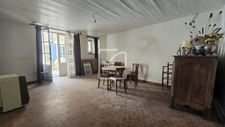 Maison en pierre à rénover avec cour et dépendances 7