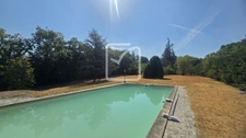 propriété de caractère avec grange, piscine et près de 2 hec 25