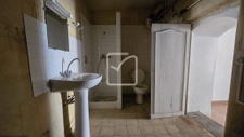 Maison en pierre à rénover avec cour et dépendances 12