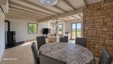 MAISON FAMILIALE AVEC PISCINE, VUE DÉGAGÉE ET TERRAIN ARBORÉ 9