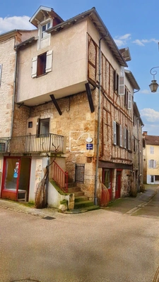 Maison de ville avec petit extérieur et un local  1