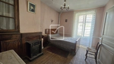 Maison en pierre à rénover avec cour et dépendances 11