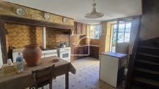 Maison en pierre à rénover avec cour et dépendances 5