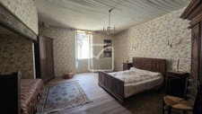 Maison en pierre à rénover avec cour et dépendances 8