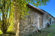 MAISON AVEC GRANGE ATTENANTE A RESTAURER AU CALME AVEC JOLIE 1