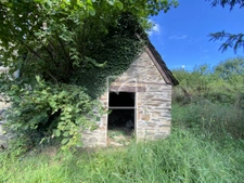 CHARMANT ENSEMBLE EN PIERRE A LA CAMPAGNE 17