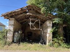 MAISON AVEC GRANGE ET FOURS A PAIN A RESTAURER  AU CALME AVE 4