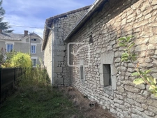 MAISON EN PIERRE - DEPENDANCES  8