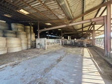 Corps de ferme isolé avec 55 hectares attenants et habitatio 13